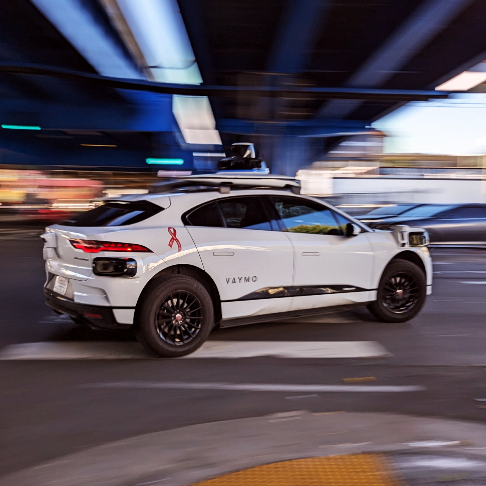 Waymo testet ab 2027 in München. Auto, Karten, Daten, Software: alles Google. Deutschland liefert die Straße.